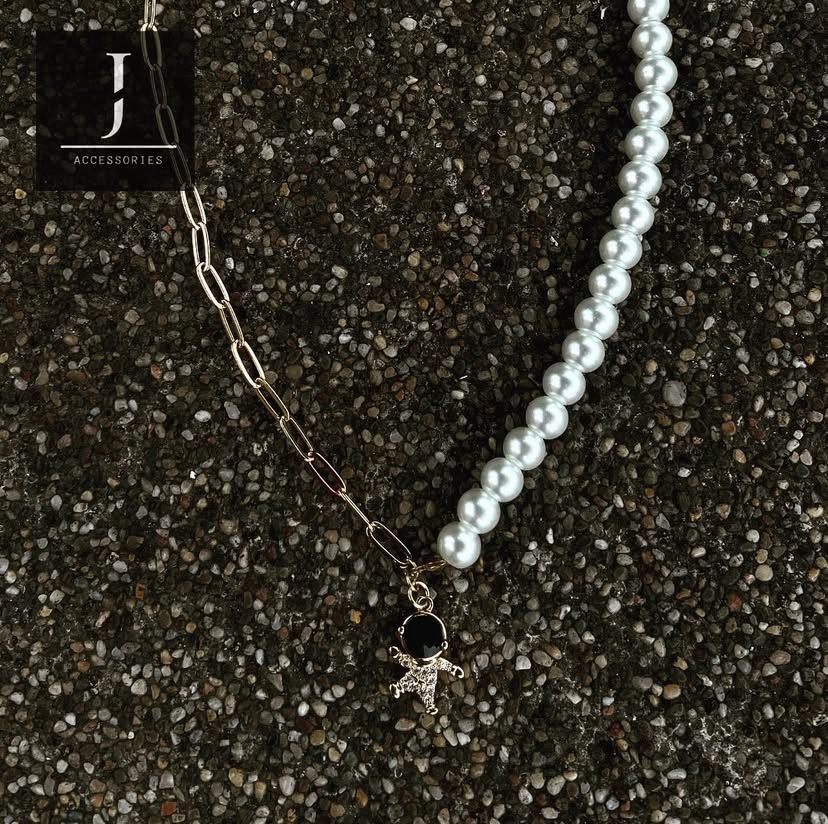 Collar de Perlas con Colgante Personalizado